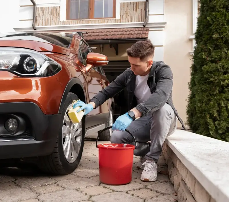 Lavage auto à domicile Saint-Léger-sur-Vouzance : professionnel intervenant sur un véhicule